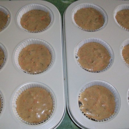 Krok 2 - Jesienne muffinki z orzechami,cynamonem i marchewką foto