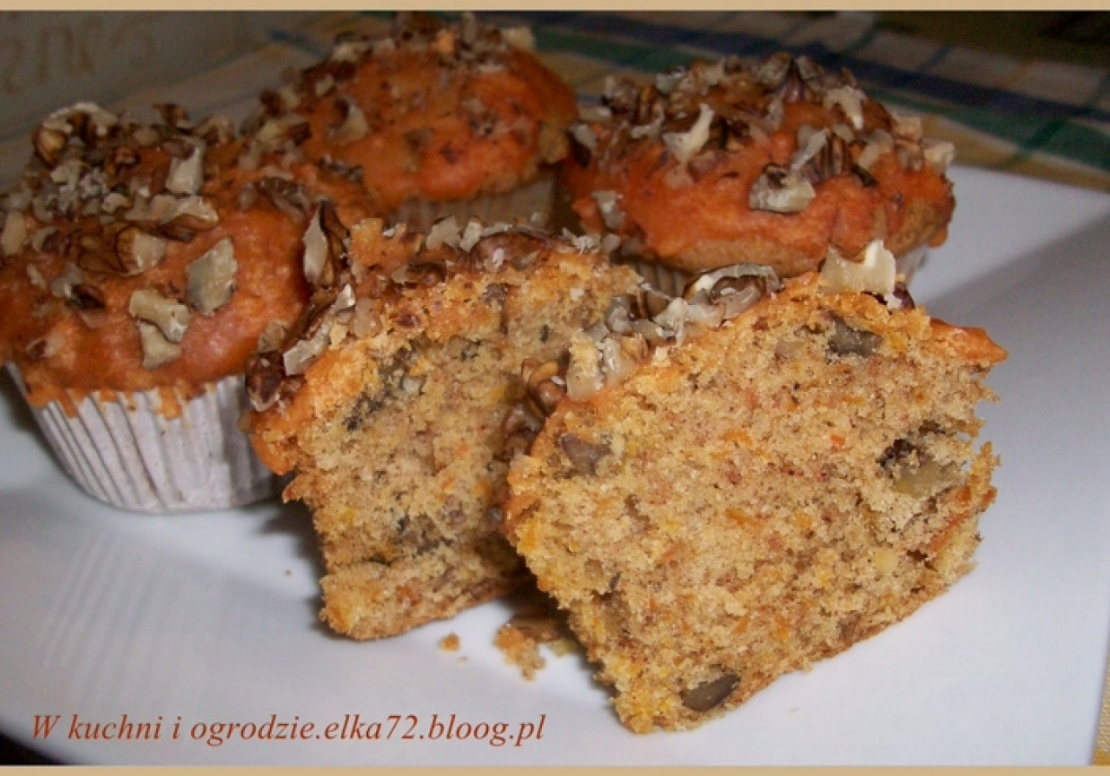 Jesienne muffinki z orzechami,cynamonem i marchewką foto