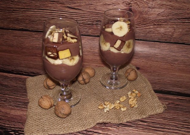 Fotografia przedstawiająca Jesienny budyniowo czekoladowy deser z bananem i orzechami
