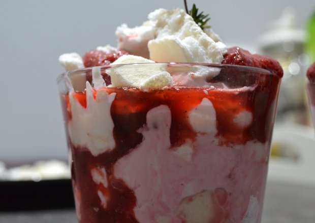 Fotografia przedstawiająca jogurt ,beza, truskawa -szybki deser