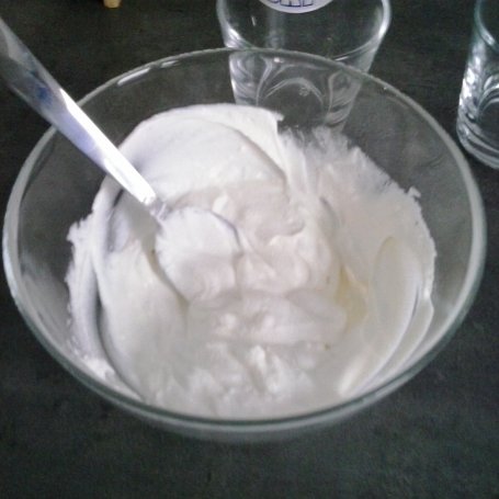 Krok 3 - jogurt ,beza, truskawa -szybki deser foto