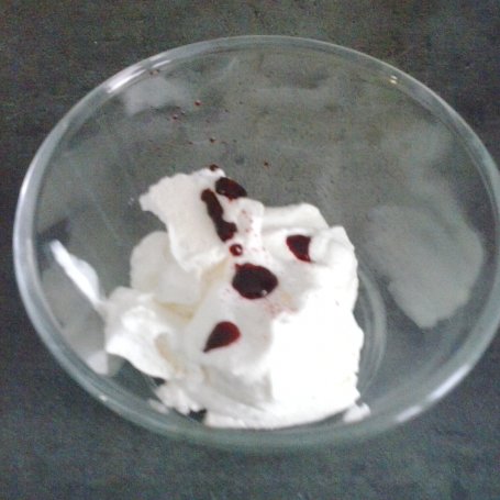 Krok 4 - jogurt ,beza, truskawa -szybki deser foto