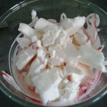 Krok 5 - jogurt ,beza, truskawa -szybki deser foto