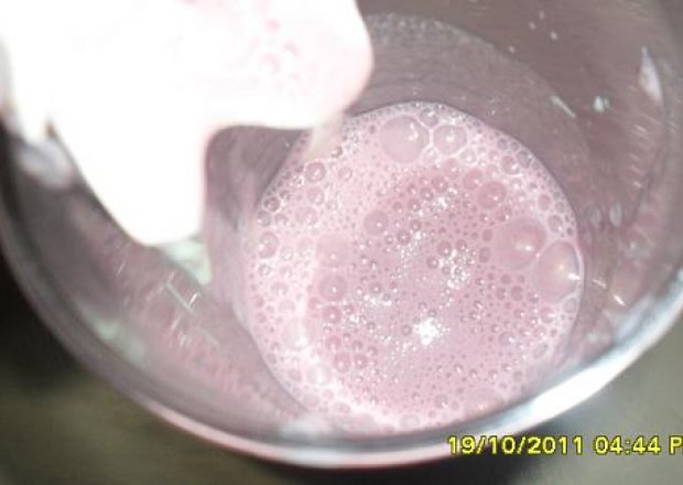 Fotografia przedstawiająca Jogurt biszkoptowy z sokiem malinowym