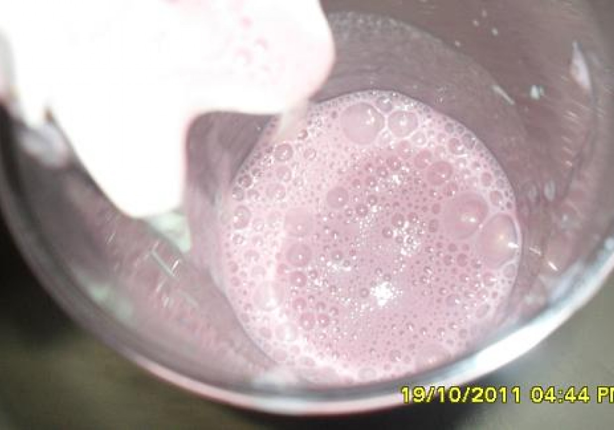 Jogurt biszkoptowy z sokiem malinowym foto
