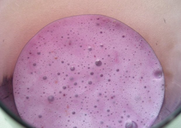 Fotografia przedstawiająca jogurt do picia jagodowy