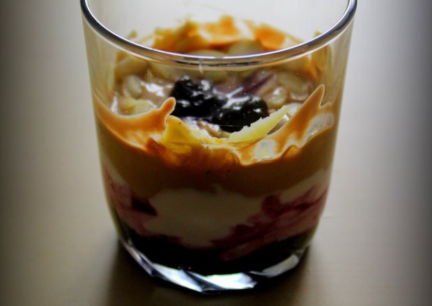 Fotografia przedstawiająca Jogurt kakaowo - kawowy z jagodami