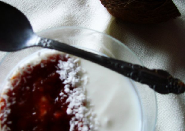 Fotografia przedstawiająca Jogurt kokosowy z sosem śliwkowym