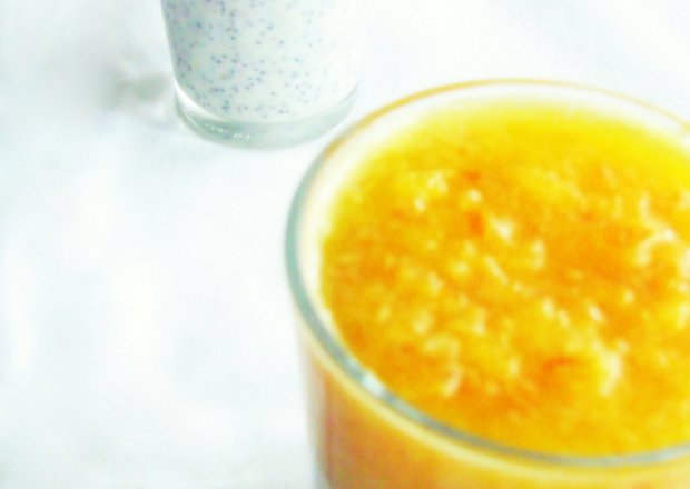 Fotografia przedstawiająca Jogurt makowy z nutą Amaretto z pomarańczowym sosem