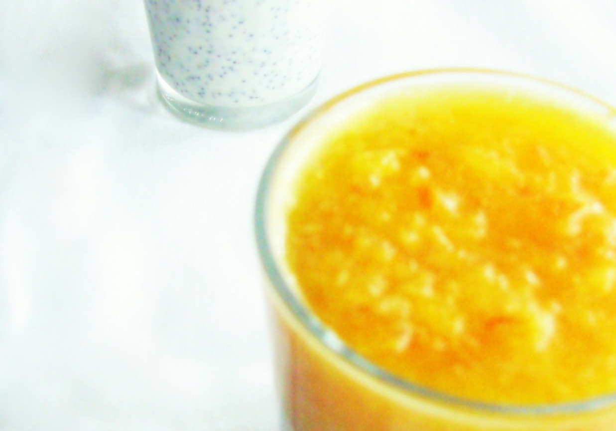 Jogurt makowy z nutą Amaretto z pomarańczowym sosem foto