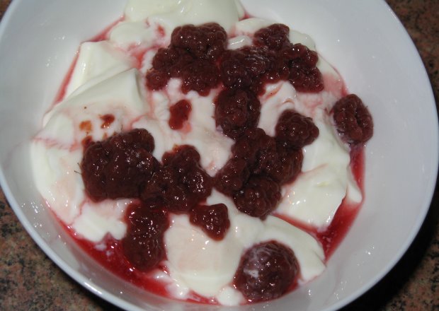Fotografia przedstawiająca Jogurt malinowy