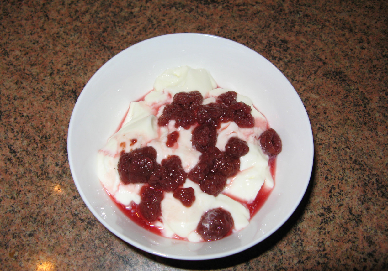 Jogurt malinowy foto