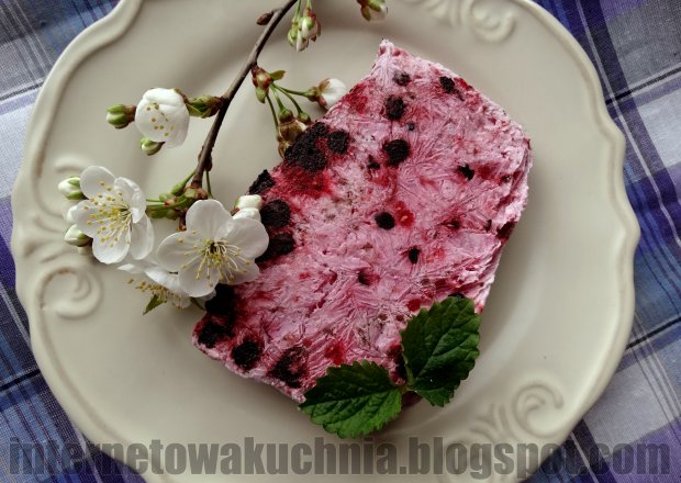 Fotografia przedstawiająca Jogurt mrożony z malinami, jagodami i kawałkami czekolady
