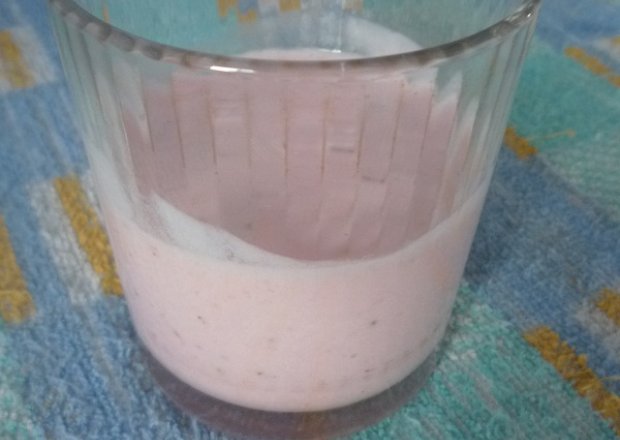 Fotografia przedstawiająca Jogurt mrożony z truskawkami