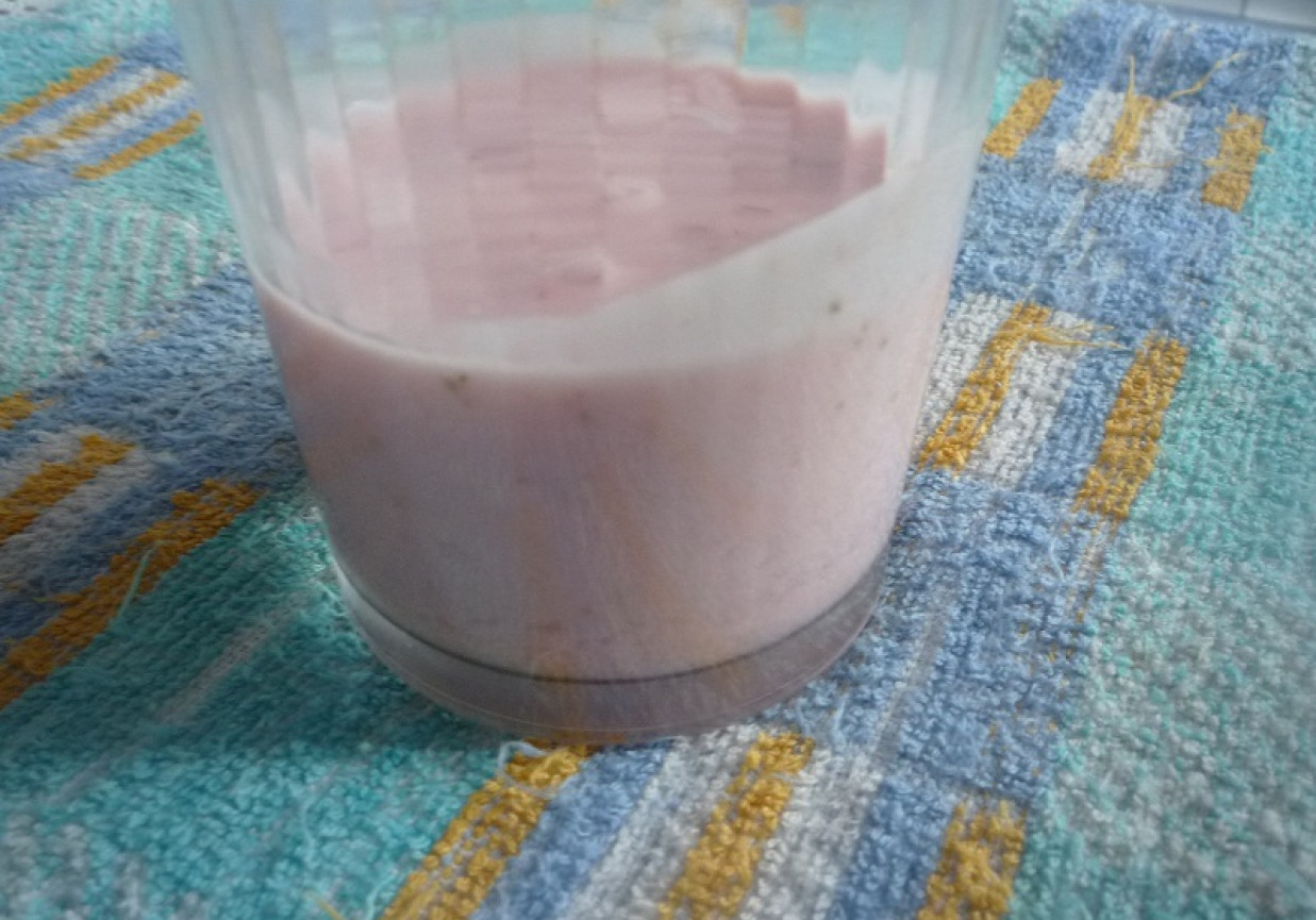 Jogurt mrożony z truskawkami foto