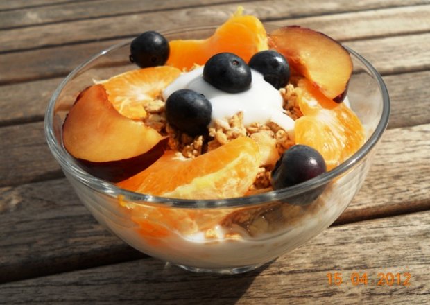 Fotografia przedstawiająca Jogurt naturalny z owocami i crunchy.