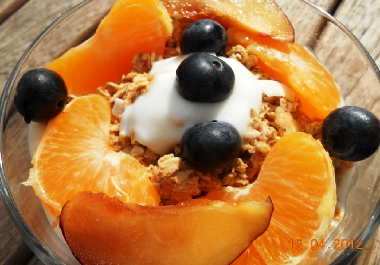Jogurt naturalny z owocami i crunchy. foto
