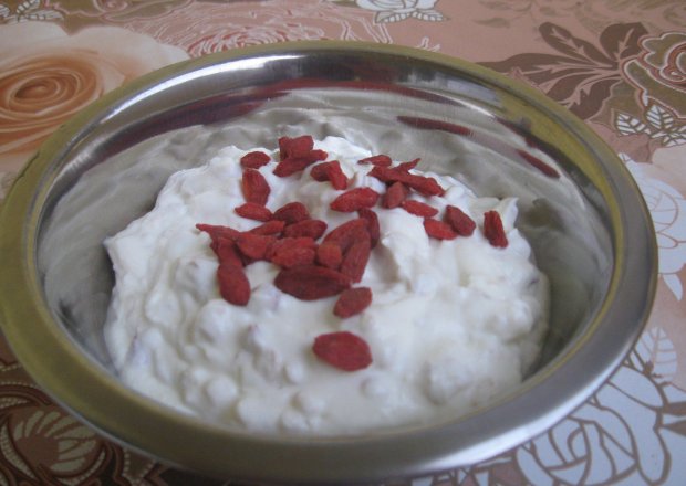 Fotografia przedstawiająca Jogurt naturalny z płatkami owsianymi i owocami goji