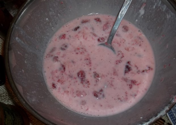 Fotografia przedstawiająca jogurt poziomkowy