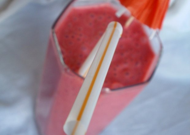 Fotografia przedstawiająca Jogurt truskawkowo-śmietanowy