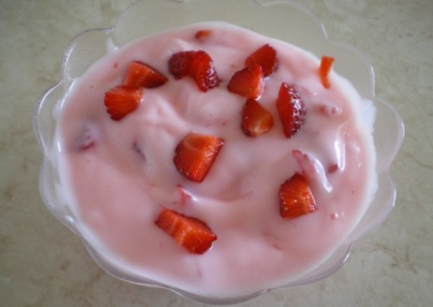 Fotografia przedstawiająca Jogurt truskawkowy