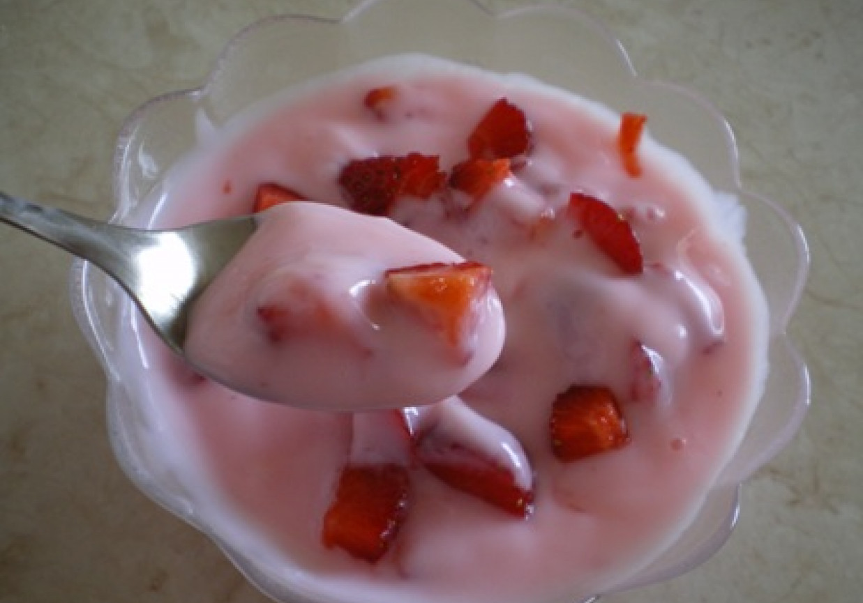 Jogurt truskawkowy foto
