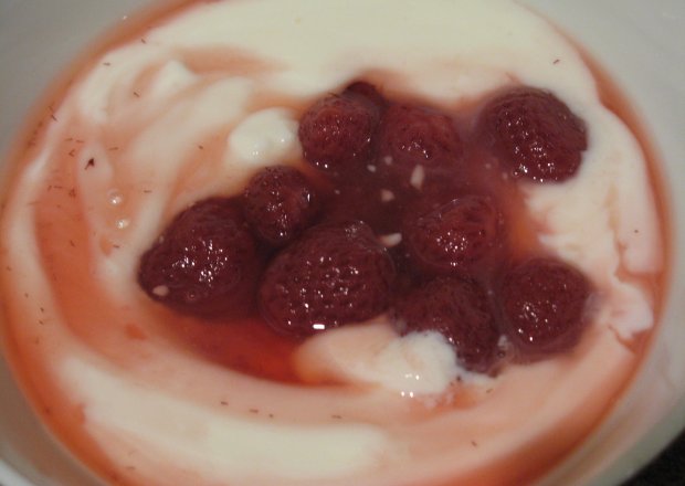 Fotografia przedstawiająca Jogurt truskawkowy