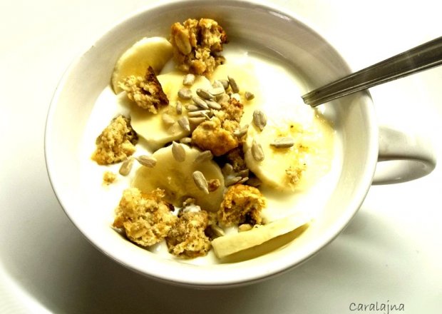 Fotografia przedstawiająca jogurt z ciastkami i bananem