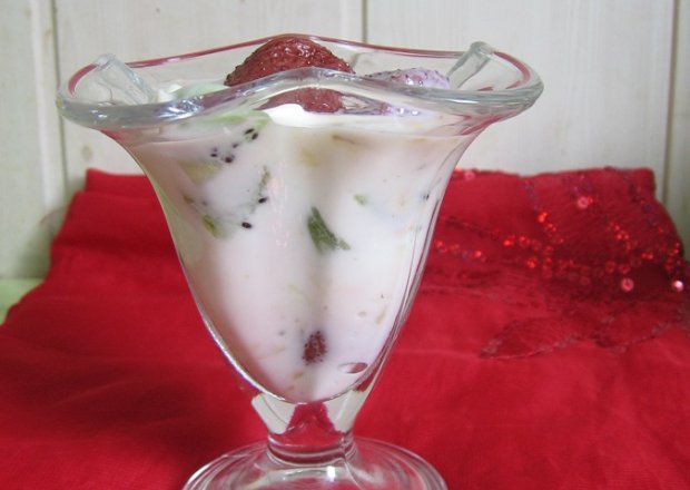 Fotografia przedstawiająca Jogurt  z owocami i musli