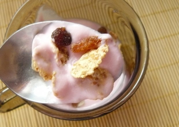 Fotografia przedstawiająca Jogurt z owocami i musli