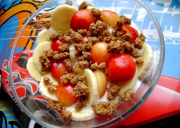 Fotografia przedstawiająca Jogurt z owocami i otrębami