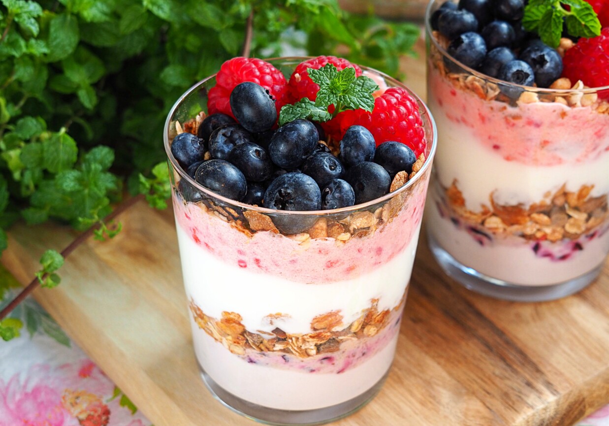 Jogurt z owocami, musli i miodem foto