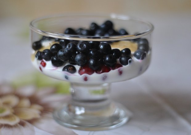 Fotografia przedstawiająca Jogurt z owocami.