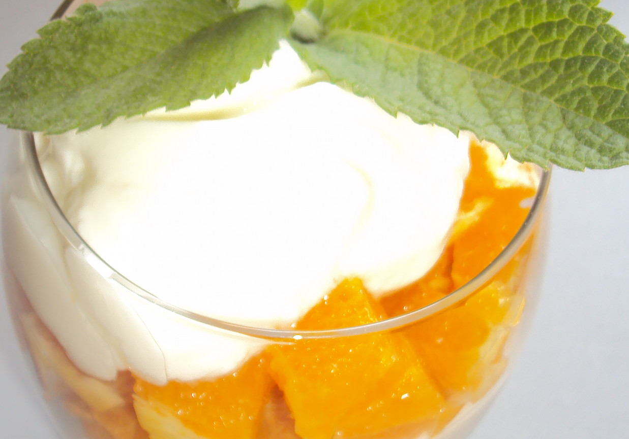 Jogurt z płatkami i pomarańczą foto