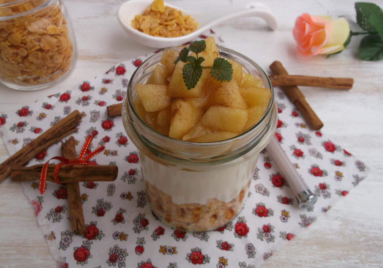 Jogurt z prażonym jabłkiem i płatkami kukurydzianymi. foto