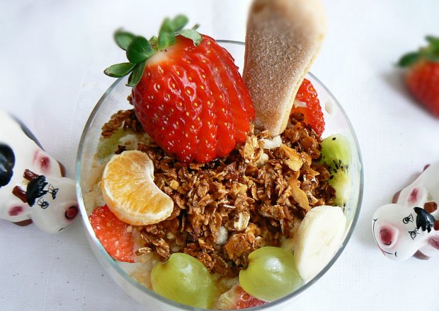 Fotografia przedstawiająca Jogurt z prażonymi płatkami i owocami