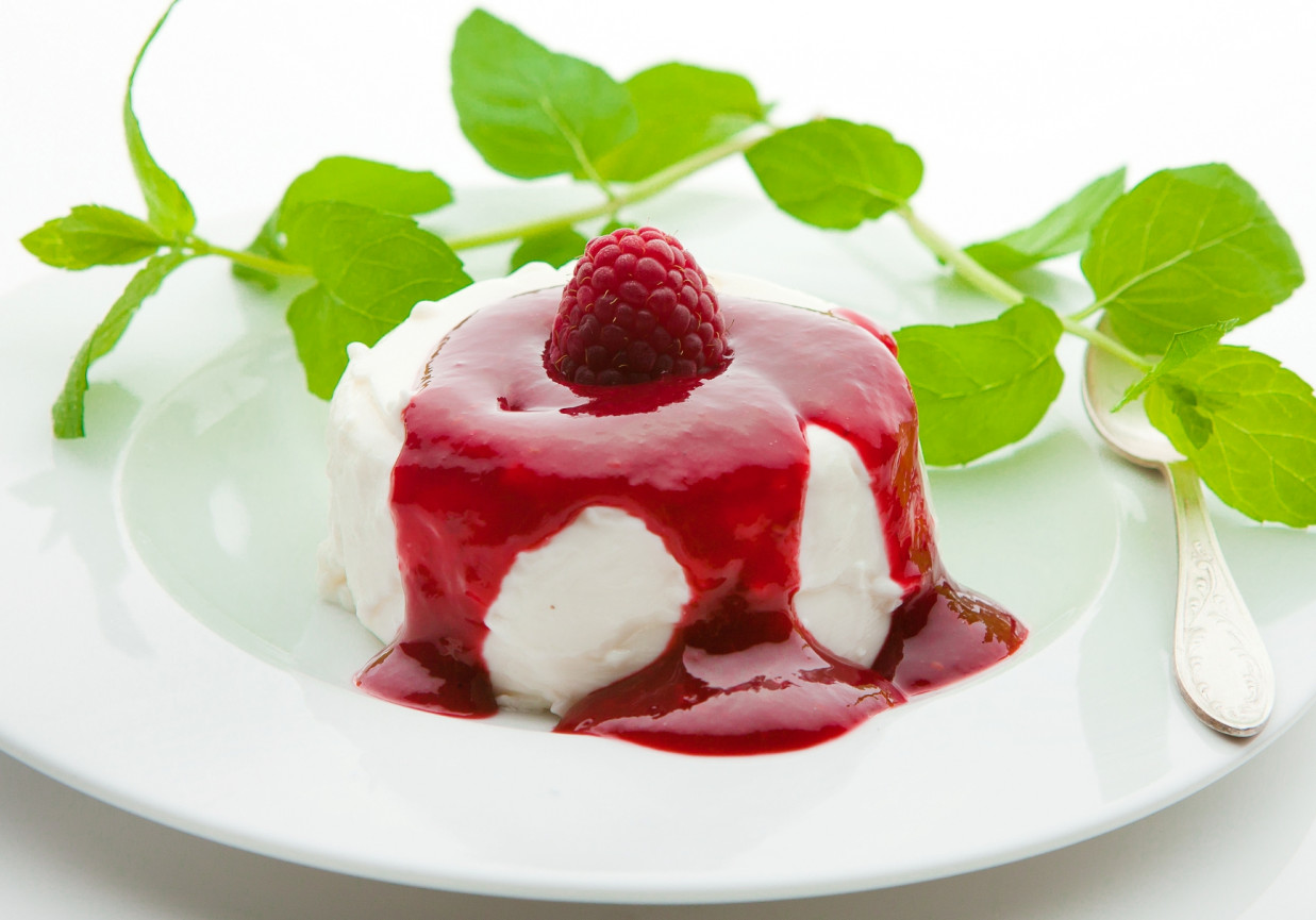 Jogurtowa panna cotta z musem malinowym foto