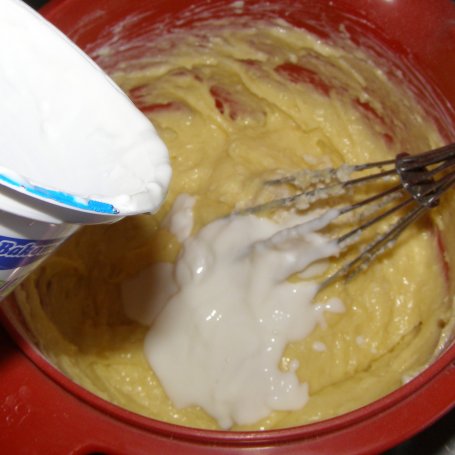Krok 2 - jogurtowe babeczki z bananem i dżemem malinowym... foto