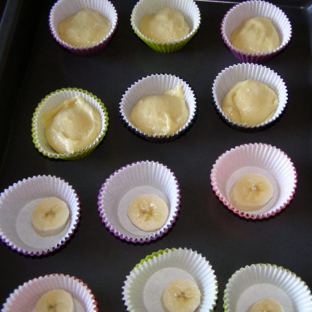Krok 3 - jogurtowe babeczki z bananem i dżemem malinowym... foto