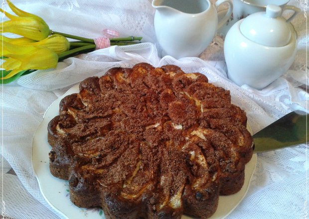 Fotografia przedstawiająca Jogurtowe ciasto z jabłkami i kruszonką z chrupek