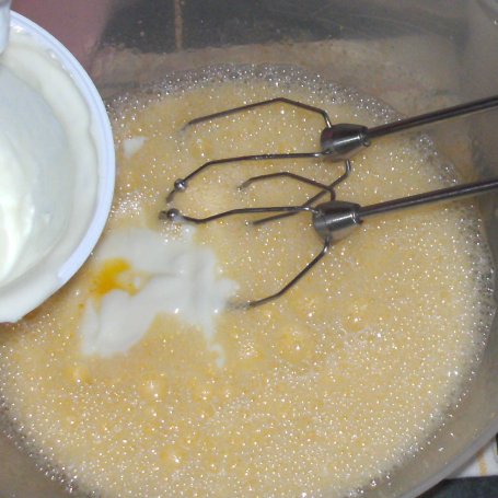 Krok 2 - jogurtowe ciasto z nutą cytryny... foto