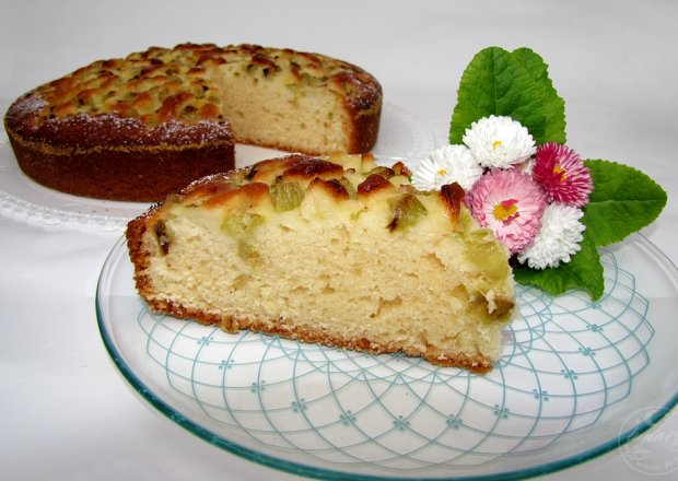 Fotografia przedstawiająca Jogurtowe ciasto z rabarbarem