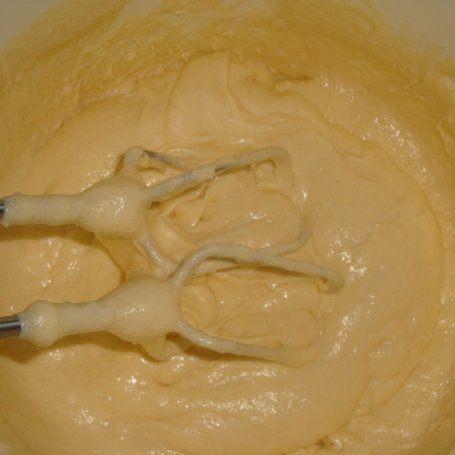 Krok 2 - Jogurtowe ciasto z truskawkami foto