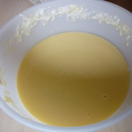 Krok 2 - Jogurtowe ciasto ze skórką pomarańczy foto