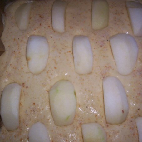 Krok 9 - Jogurtowe ciasto ze śliwkami i jabłkami krok po kroku. foto