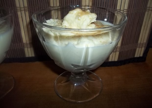Fotografia przedstawiająca Jogurtowe lody z białą czekoladą