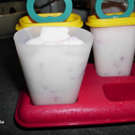 Krok 3 - Jogurtowe lody z malinami foto