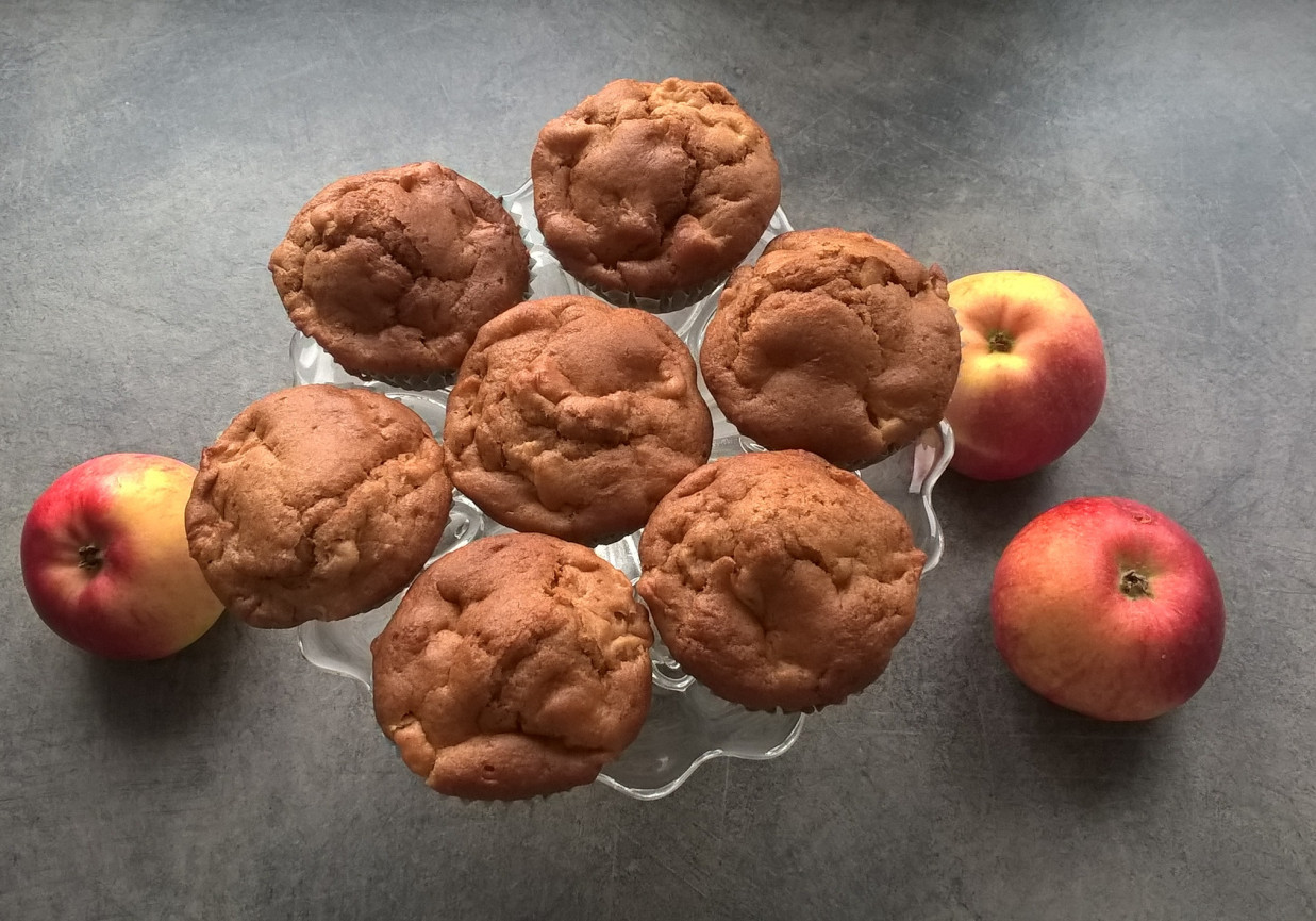 Jogurtowe muffinki z jabłkiem, cynamonem i migdałami foto