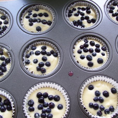 Krok 3 - Jogurtowe muffinki z jagodami foto