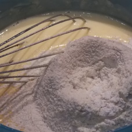 Krok 3 - Jogurtowe muffinki z jeżynami foto